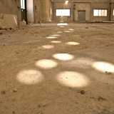 Dai finestroni posti lungo tutta la copertura e dagli obl� laterali filtrano giochi di luce che sembrano formare una strada dorata